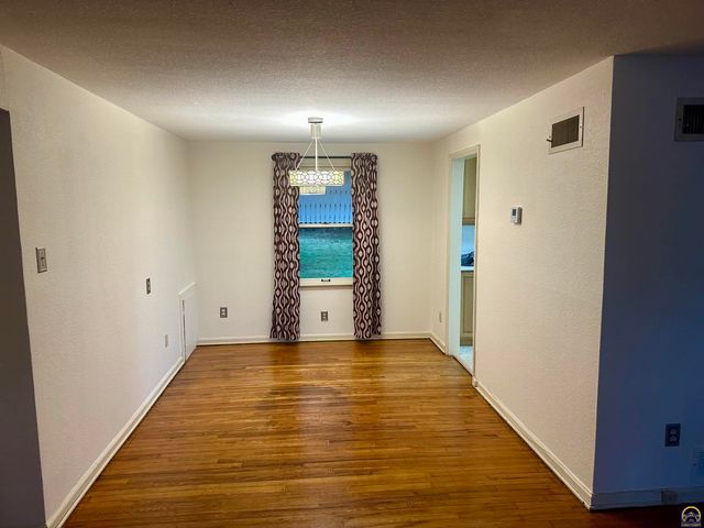 2111 SW Washburn AVE, Topeka, KS 66608