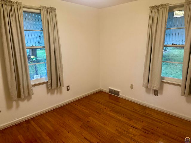 2111 SW Washburn AVE, Topeka, KS 66608