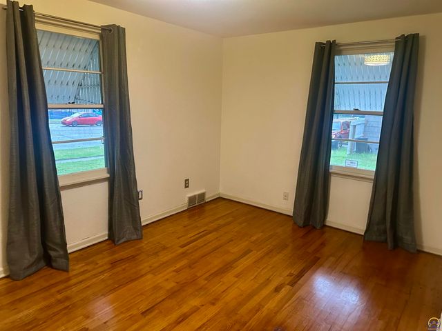 2111 SW Washburn AVE, Topeka, KS 66608