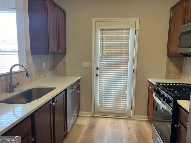 6614 Splashwater Drive, Flowery Branch, GA 30542