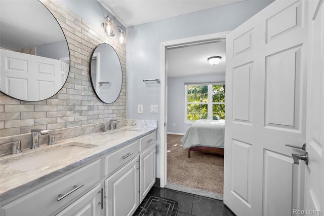 4476 Woodcliff Court, Oakland Charter Township, MI 48306