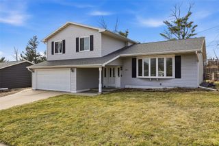 3015 Circle Hill Court NE, Cedar Rapids, IA 52402