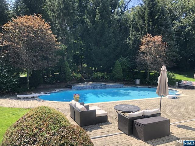 416 Devonshire Drive, Franklin Lakes, NJ 07417