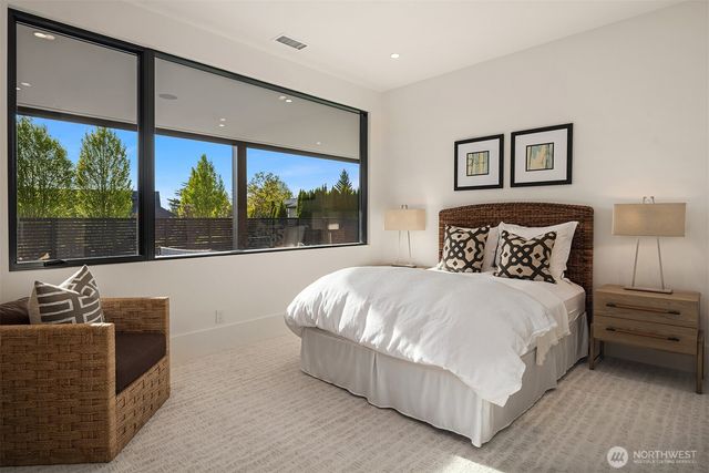 1032 89th Avenue NE, Bellevue, WA 98004