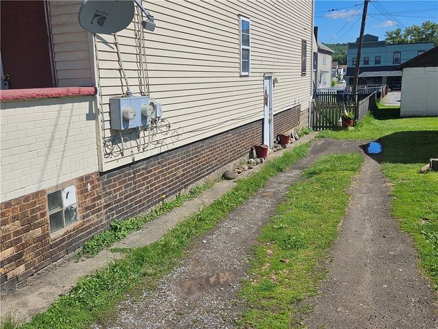 1327 Pacific Ave, Monaca, PA 15061