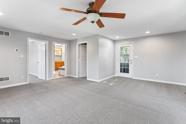 2527 VETERANS DR, Wilmington, DE 19810