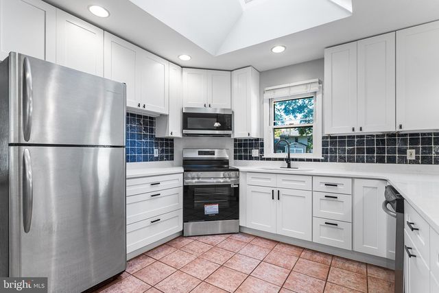 2527 VETERANS DR, Wilmington, DE 19810