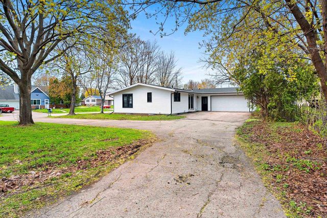 2120 CRANE STREET, Oshkosh, WI 54901