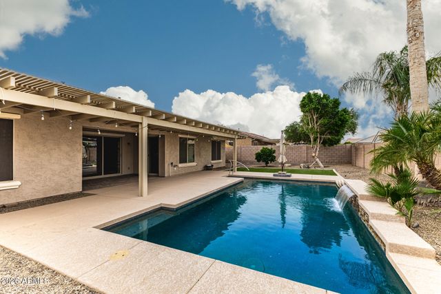 18456 W PARADISE Lane, Surprise, AZ 85388