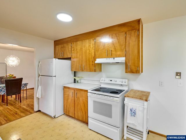 2207 Oregon Ct, Woodburn, OR 97071