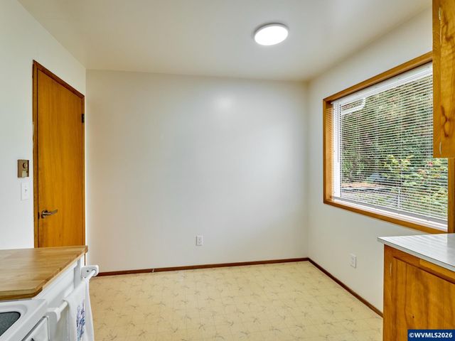 2207 Oregon Ct, Woodburn, OR 97071