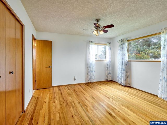 2207 Oregon Ct, Woodburn, OR 97071