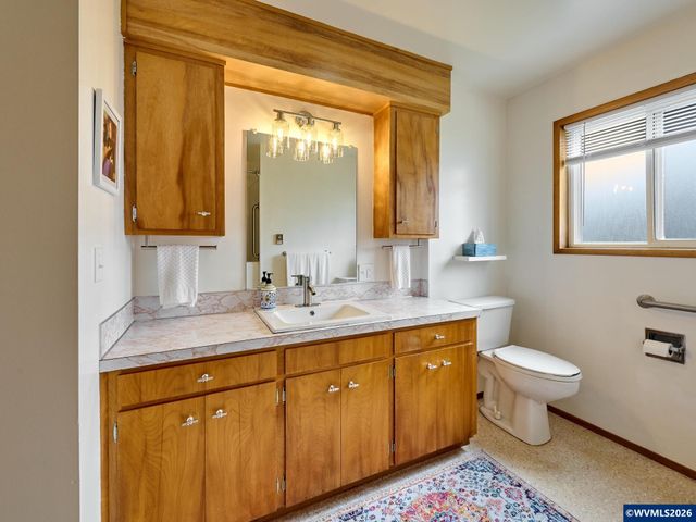 2207 Oregon Ct, Woodburn, OR 97071