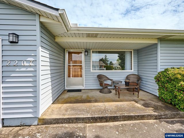 2207 Oregon Ct, Woodburn, OR 97071