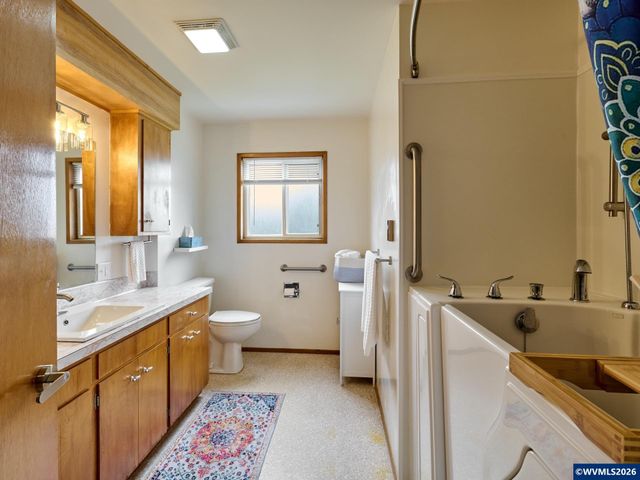 2207 Oregon Ct, Woodburn, OR 97071