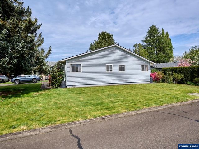 2207 Oregon Ct, Woodburn, OR 97071