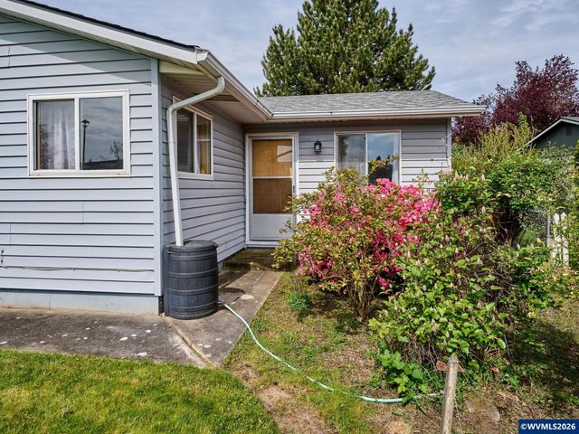2207 Oregon Ct, Woodburn, OR 97071