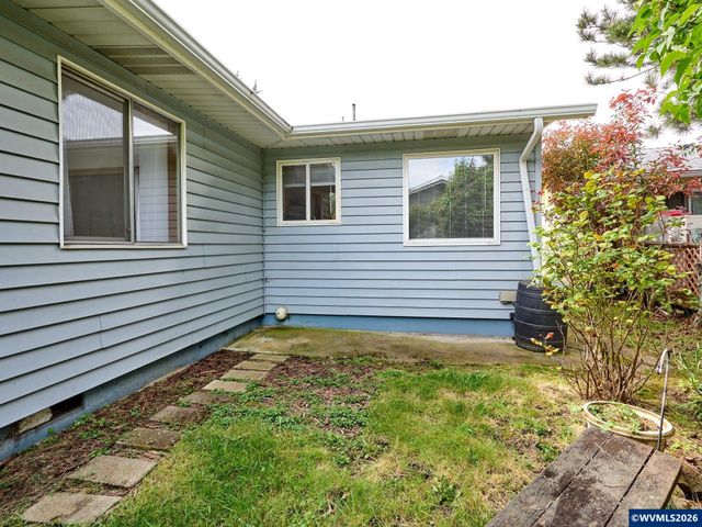2207 Oregon Ct, Woodburn, OR 97071
