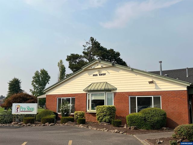 2207 Oregon Ct, Woodburn, OR 97071