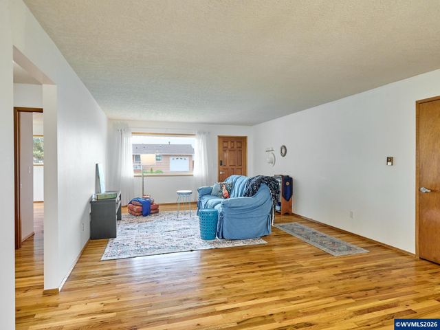 2207 Oregon Ct, Woodburn, OR 97071