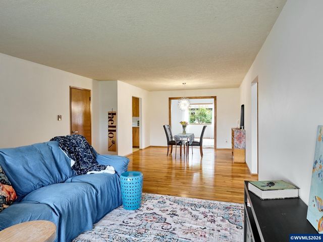 2207 Oregon Ct, Woodburn, OR 97071