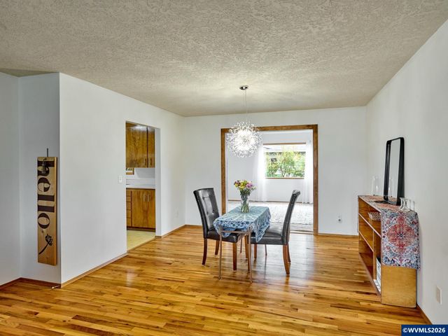 2207 Oregon Ct, Woodburn, OR 97071