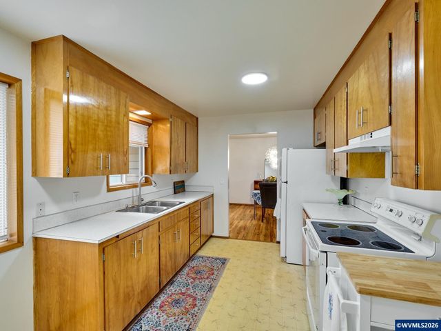 2207 Oregon Ct, Woodburn, OR 97071