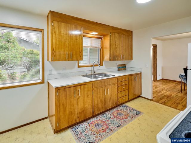 2207 Oregon Ct, Woodburn, OR 97071
