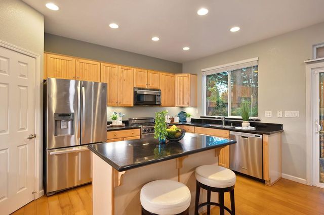 910 Lighthouse Dr, West Sacramento, CA 95605