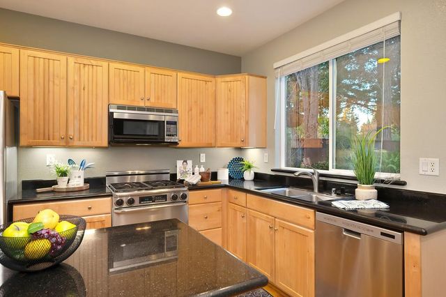 910 Lighthouse Dr, West Sacramento, CA 95605