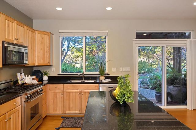 910 Lighthouse Dr, West Sacramento, CA 95605