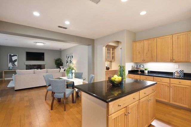 910 Lighthouse Dr, West Sacramento, CA 95605