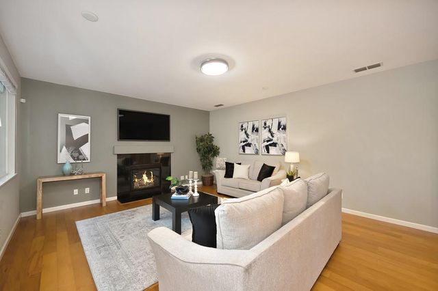 910 Lighthouse Dr, West Sacramento, CA 95605