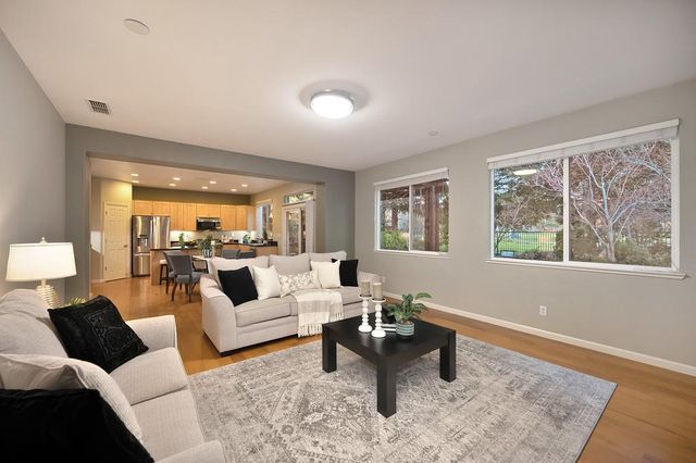 910 Lighthouse Dr, West Sacramento, CA 95605