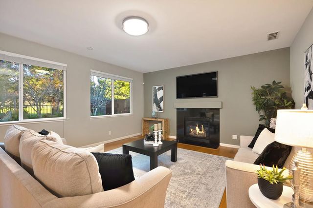 910 Lighthouse Dr, West Sacramento, CA 95605