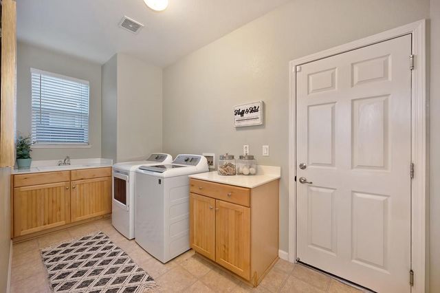 910 Lighthouse Dr, West Sacramento, CA 95605