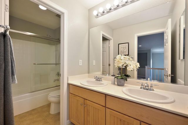 910 Lighthouse Dr, West Sacramento, CA 95605