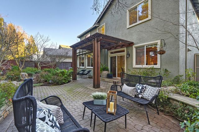 910 Lighthouse Dr, West Sacramento, CA 95605