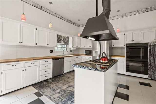 9714 Shepherds Drive, Kansas City, MO 64131