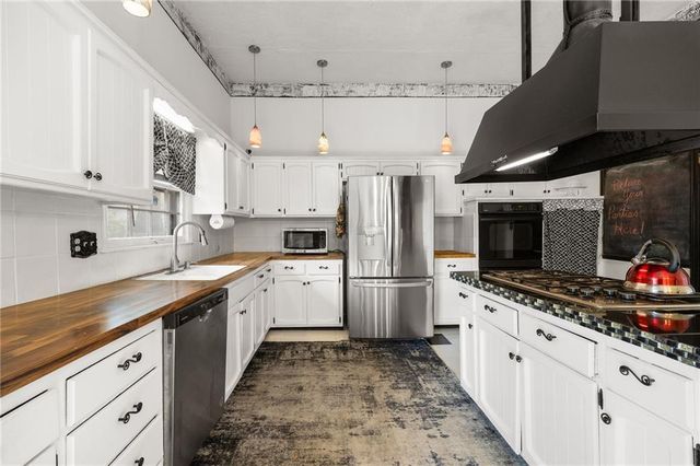 9714 Shepherds Drive, Kansas City, MO 64131