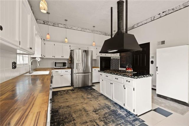 9714 Shepherds Drive, Kansas City, MO 64131