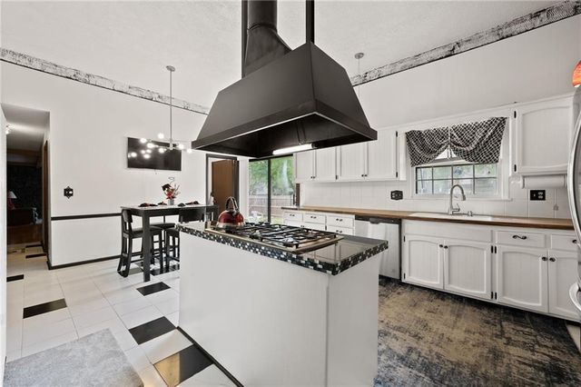 9714 Shepherds Drive, Kansas City, MO 64131