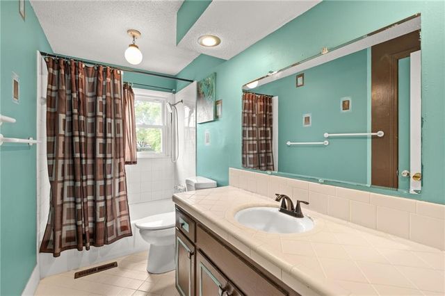 9714 Shepherds Drive, Kansas City, MO 64131