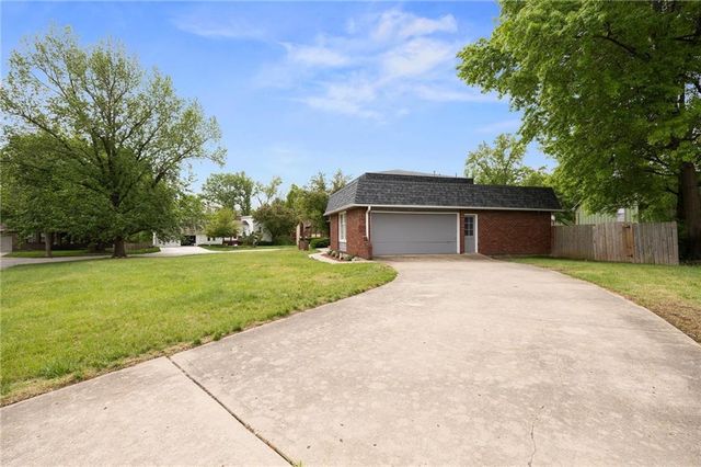 9714 Shepherds Drive, Kansas City, MO 64131