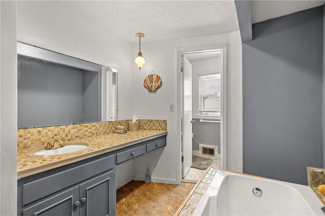 9714 Shepherds Drive, Kansas City, MO 64131