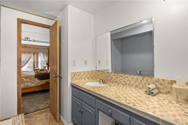 9714 Shepherds Drive, Kansas City, MO 64131