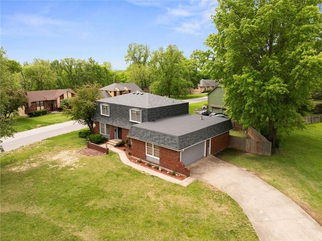 9714 Shepherds Drive, Kansas City, MO 64131