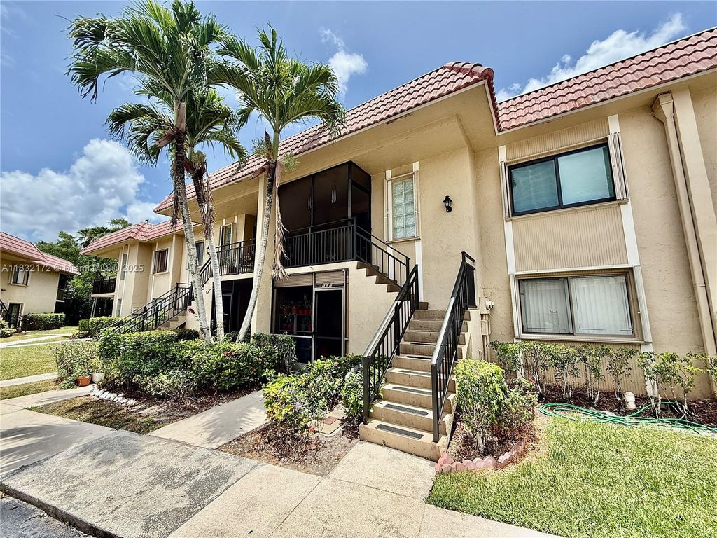 318 Lakeview Dr 203, Weston, FL 33326