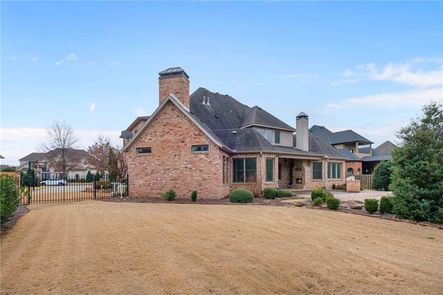 11 Oxford Drive, Rogers, AR 72758