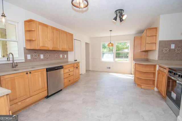 598 Beavers Road, Grantville, GA 30220